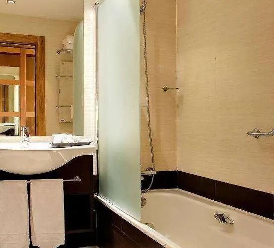 Oca Palacio De La Llorea מלון *